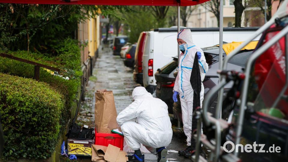 Ermittler sammeln Spuren am Tatort in Witten. Bild: Christoph Reichwein/dpa