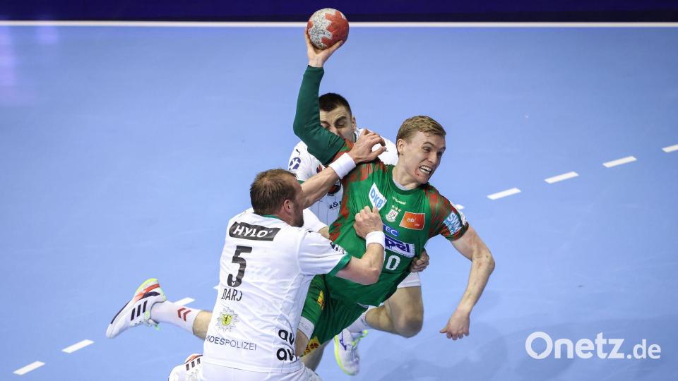 Magdeburgs Gisli Kristjansson setzt sich gegen zwei Berliner durch. Bild: Ronny Hartmann/dpa-Zentralbild/dpa