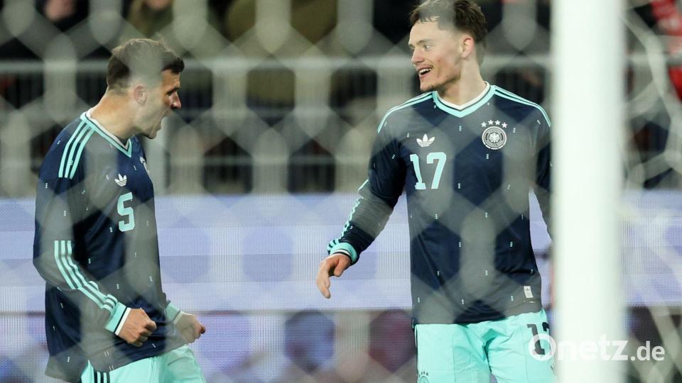 Florian Wirtz (r) jubelt nach seinem Siegtor zum 4:3 mit Pascal Groß. Bild: Christian Charisius/dpa