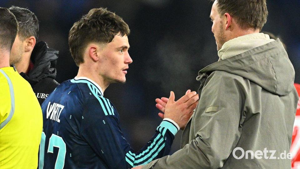 Julian Nagelsmann bedankt sich nach dem Sieg bei Matchwinner Florian Wirtz Bild: Tom Weller/dpa