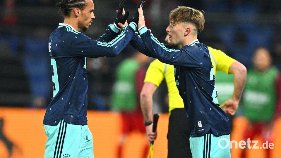 Lennart Karl (r) löste Leroy Sané ab. Bild: Tom Weller/dpa