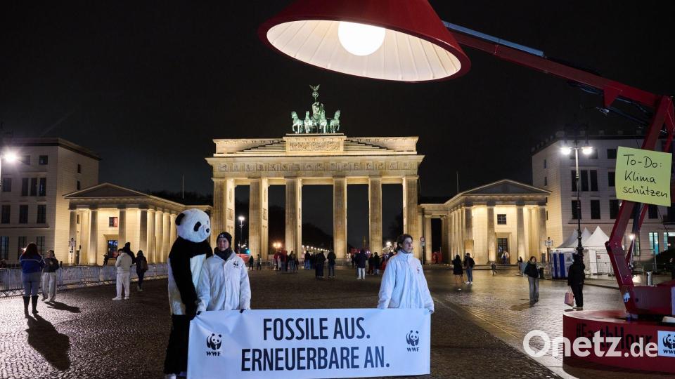 Auch am Brandenburger Tor gingen die Lichter aus. Der WWF wirbt auch dafür, privat Energie zu sparen. Daher wurde eine übergroße Schreibtischlampe aufgebaut und ausgemacht. Bild: Annette Riedl/dpa