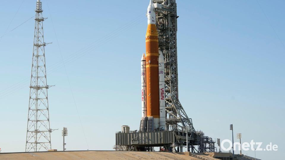 Die „Artemis 2“ der NASA mit dem Orion-Raumschiff steht auf der Startrampe. Bild: Chris O'Meara/AP/dpa