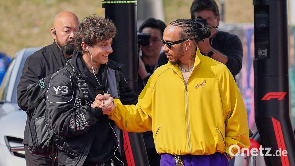 Kimi Antonelli (l) holte sich den Rekord des jüngsten WM-Führenden von Lewis Hamilton. Bild: Eugene Hoshiko/AP/dpa