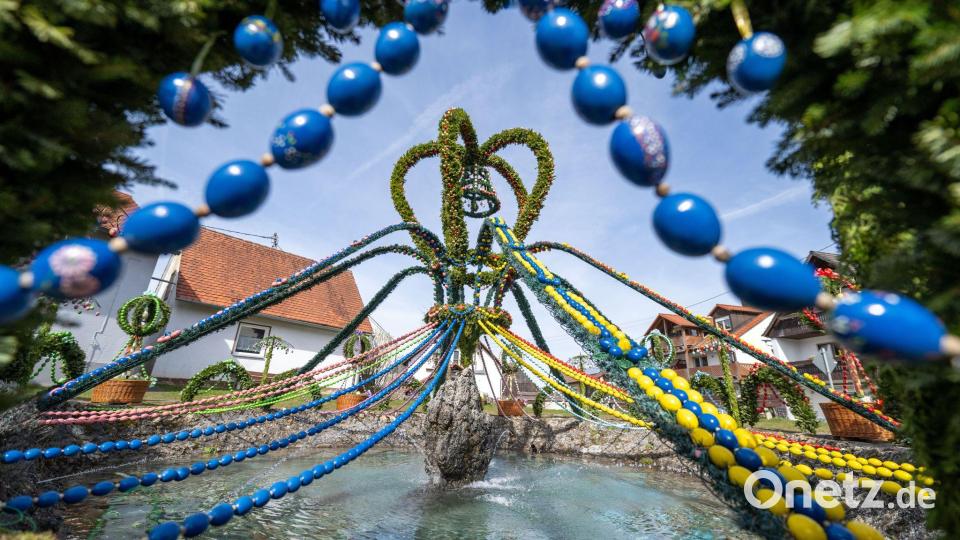 Festlich geschmückte Osterbrunnen sind in Franken derzeit zu bewundern. So wie hier in Bieberbach. Bild: Pia Bayer/dpa