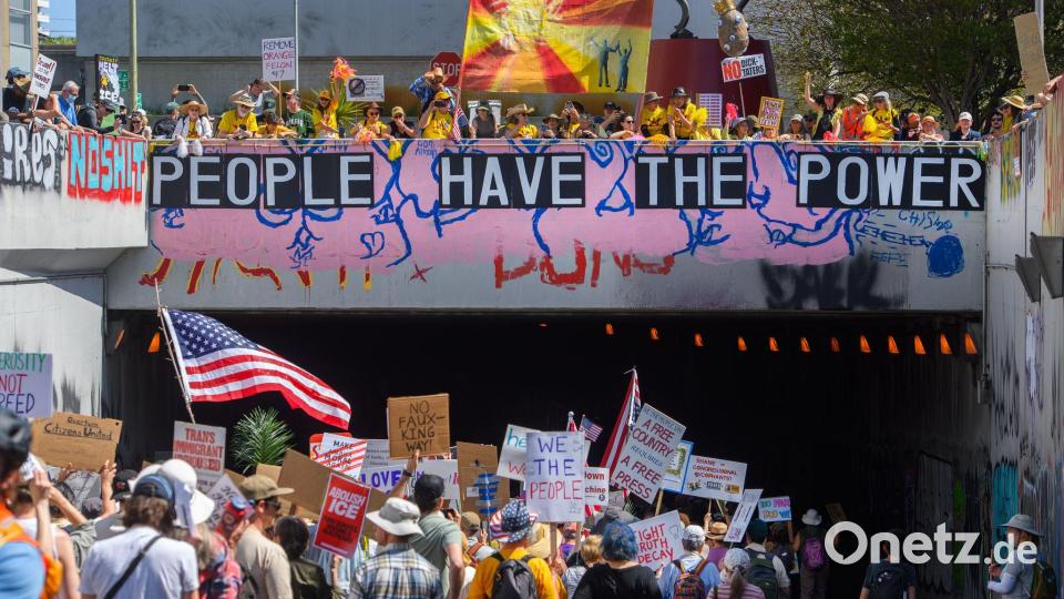 Demonstranten marschieren während des "No Kings"-Protestes in Oakland, Kalifornien. Bild: Jose Carlos Fajardo/Bay Area News Group/AP/dpa