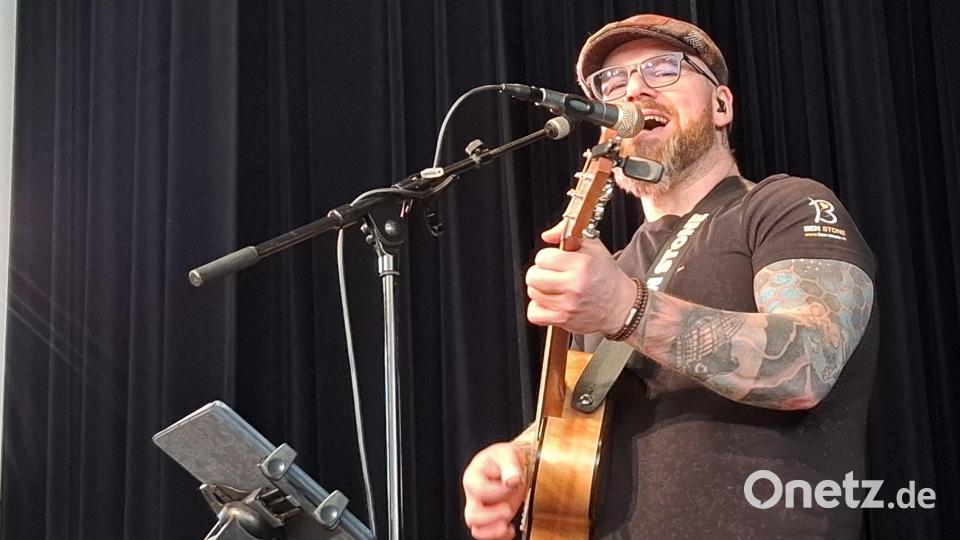 Ben Stone, selbst ein Tattoo-Freund, sorgt mit seiner Musik für entspannte Atmosphäre, während die Artists an den Ständen ihrer Arbeit nachgehen, die für die Kunden nicht immer ganz schmerzfrei ist. Bild: jua