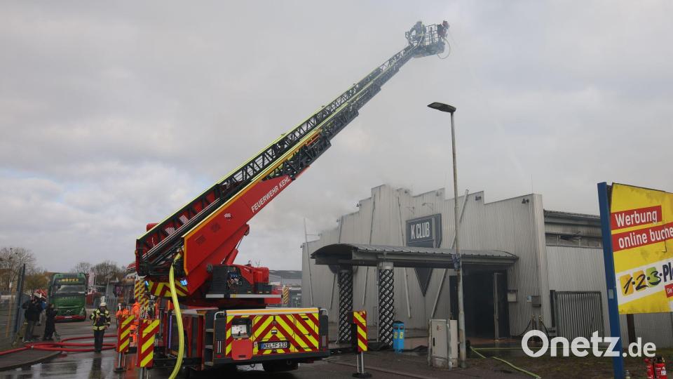 Die Feuerwehr löscht einen Brand in einem Club. Hunderte Feiernde retten sich ins Freie. Bild: Philipp von Ditfurth/dpa