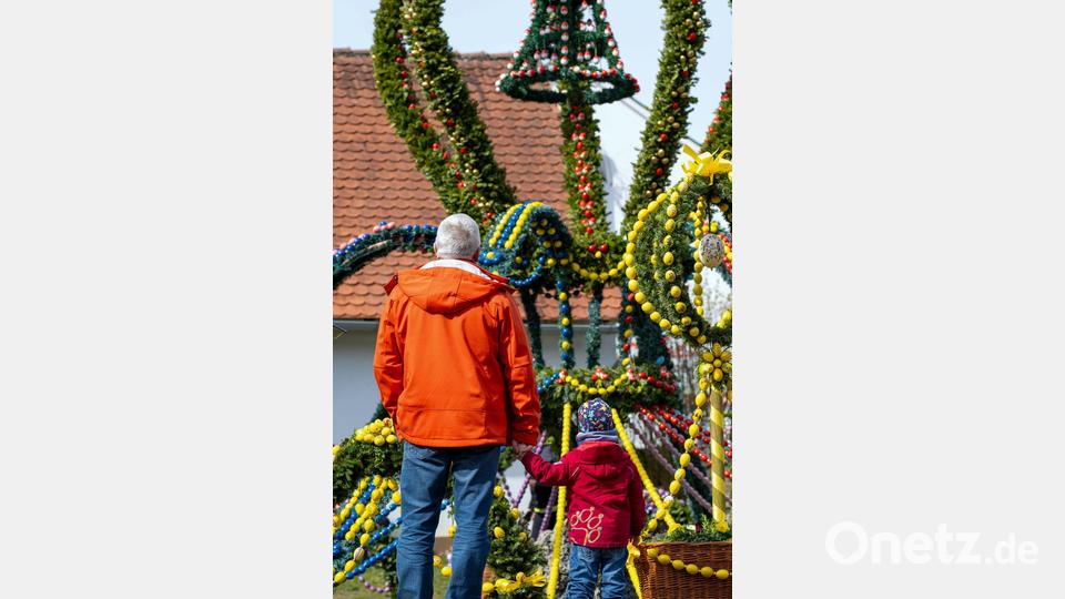 Jährlich zur Osterzeit werden in Franken die Brunnen mit bunten Eiern sowie weiteren Ostermotiven geschmückt und ziehen zahlreiche Schaulustige an. Bild: Pia Bayer/dpa