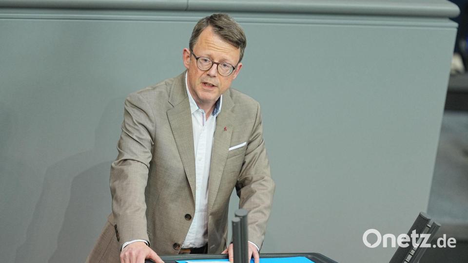 Der Linken-Abgeordnete Ulrich Thoden forderte die Bundesregierung als Konsequenz aus dem Gutachten auf, der US-Regierung die Nutzung der US-Militärbasen auf deutschem Boden für die Kriegsführung im Iran zu untersagen. (Archivbild) Bild: Michael Kappeler/dpa