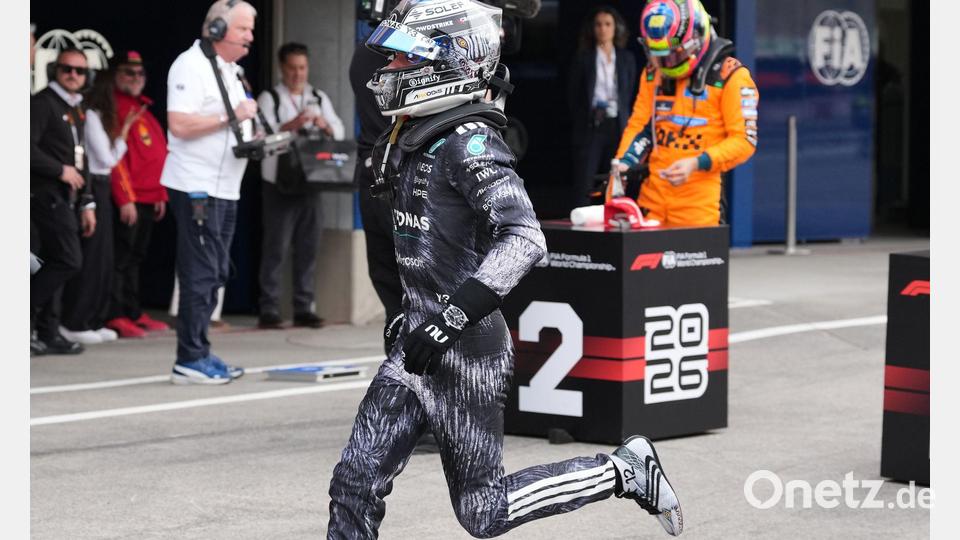 Im Vollsprint in die Jubeltraube: Japan-Sieger Kimi Antonelli. Bild: Eugene Hoshiko/AP/dpa