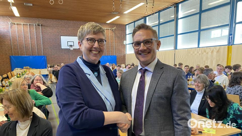 Mit einer ganz auf die Persönlichkeit von Dr. Anja Wiesner zugeschnittenen Rede hat der Ministerialbeauftragte für die Oberpfalz, Leitender Oberstudiendirektor Carsten Böckl, zur Ernennung als neue Schulleiterin des JAS-Gymnasiums Nabburg gratuliert. Bild: aub