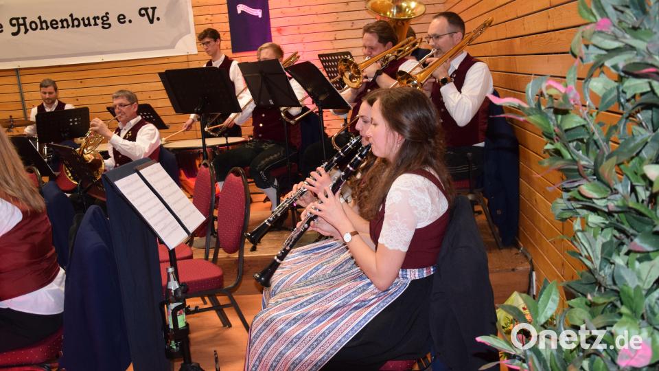 Schweres Blech und zarte Klarinetten sind tragende Stimmen beim Früjahrskonzert der Trachtenkapelle in Hohenburg. Bild: bö