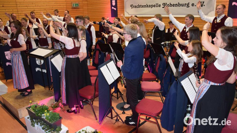 Mit "Servus Habedere" verabschieden sich die Musikerinnen und Musiker am späten Samstag-Abend von ihren Zuschauern beim Frühjahrskonzert. Links Konzertleiterin Anja Paulus. . Bild: bö
