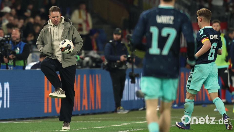 Bundestrainer Nagelsmann schießt einen Ball zurück aufs Spielfeld. Bild: Christian Charisius/dpa