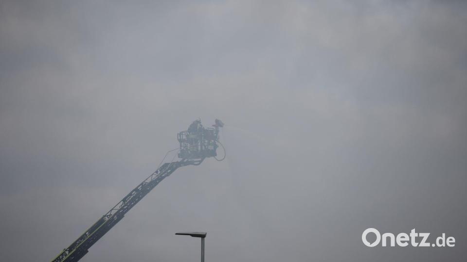 Auch am Vormittag nach dem Feuer kämpfte die Feuerwehr gegen Glutnester. Bild: Philipp von Ditfurth/dpa
