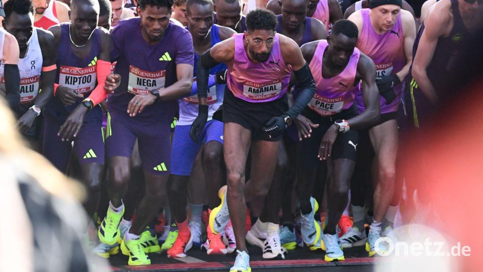 Amanal Petros (M) beim Start des Halbmarathons Bild: Sebastian Christoph Gollnow/dpa
