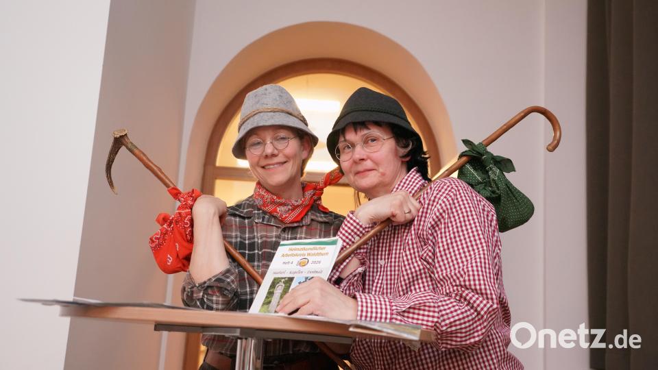 Steffi Daubenmerkl (links) und Andrea Götz nehmen bei der Vorstellung der neuen HAK - Broschüre die Zuhörer mit auf eine unterhaltsame, virtuelle Wanderung durch die Pfarrei St. Sebastian Waldthurn Bild: fvo