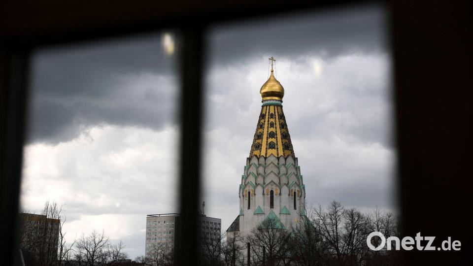 Dunkle Wolken und Schauer bestimmen den Wochenbeginn. (Symbolbild) Bild: Jan Woitas/dpa