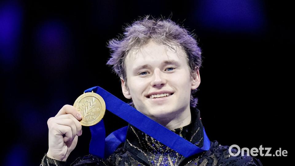 Happy End einer langen Saison für Ilia Malinin. Bild: Petr David Josek/AP/dpa