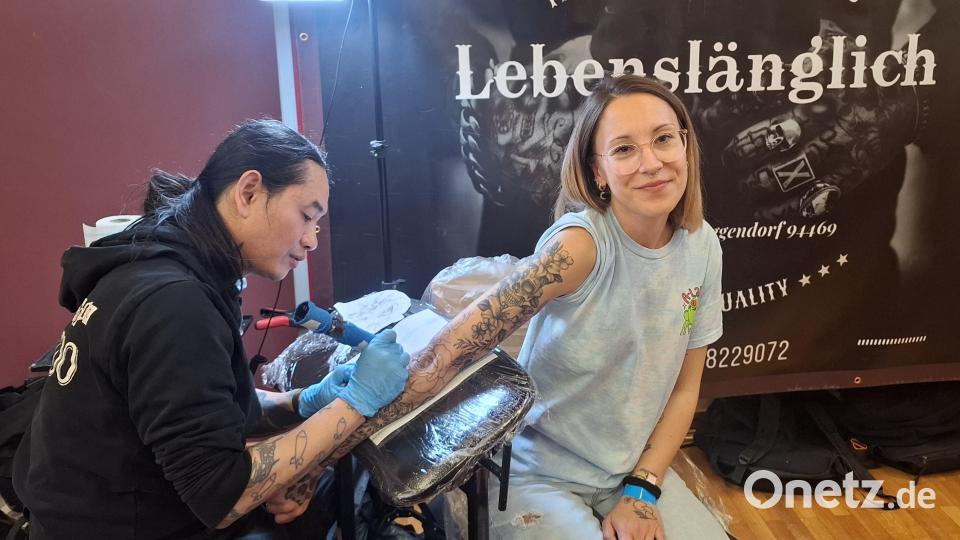 Während des Tintenfests in Nabburg geht es gleich ans Werk: Bei der Tattoo-Messe erfüllen die Anbieter die Kundenwünsche direkt vor Ort. Bild: jua