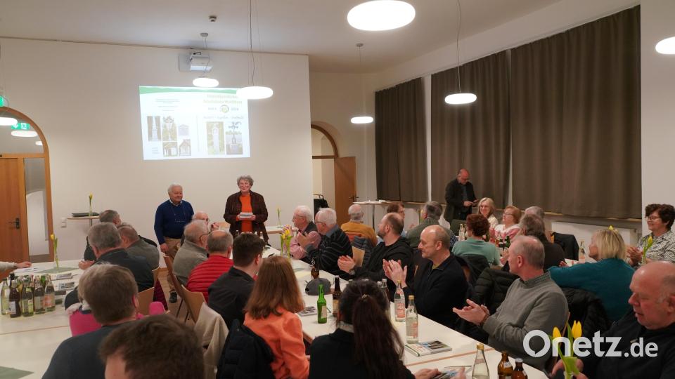 Die beiden HAK - Vorsitzenden Josefine Schmid und Rudi Meißner begrüßen die Besucher bei der Vorstellung der neuen HAK - Broschüre "Marterl - Kapellen - Denkmale". Bild: fvo