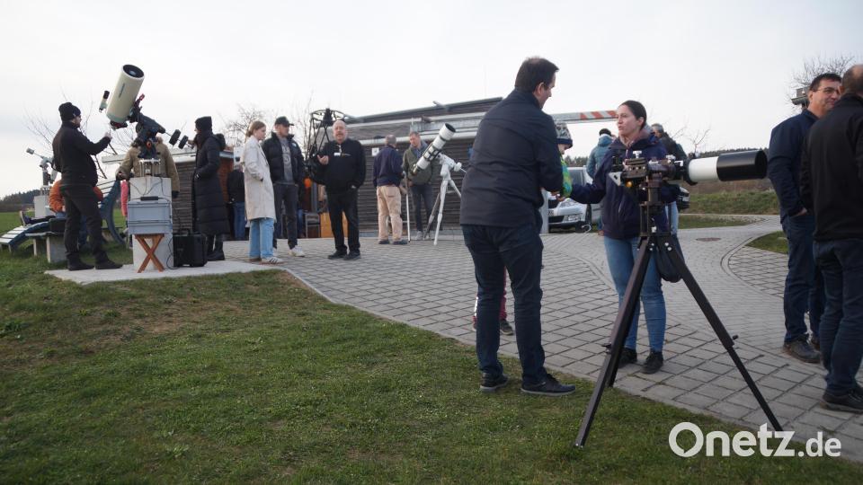 Im Außengelände erkundeten die Gäste den Himmel durch die Teleskope. Bild: wel