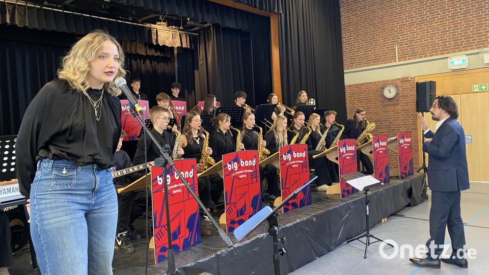 Die Bigband des Gymnasiums mit Gesangssolistin Ann-Kathrin Kirchner umrahmt die Amtseinführung. Bild: aub