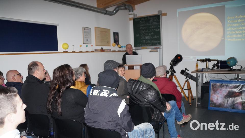 Im Vortragsraum gab es Wissenswertes zu Mond, Jupiter und Venus. Bild: wel
