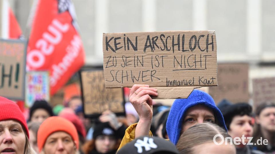In München sind Tausende für Solidarität mit Betroffenen von digitaler, sexueller Gewalt auf die Straße gegangen. Bild: Felix Hörhager/dpa