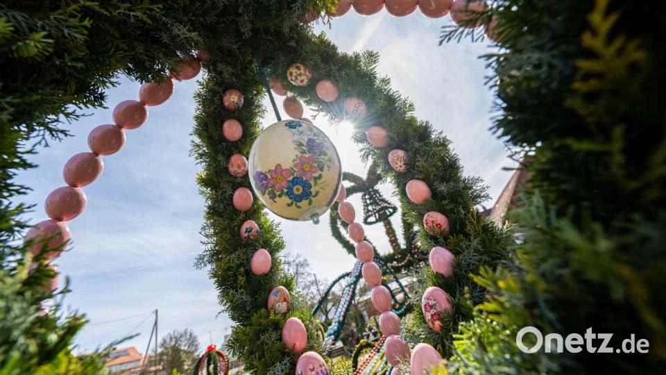 Der Osterbrunnen in Bieberbach gilt als einer der größten weltweit. Bild: Pia Bayer/dpa