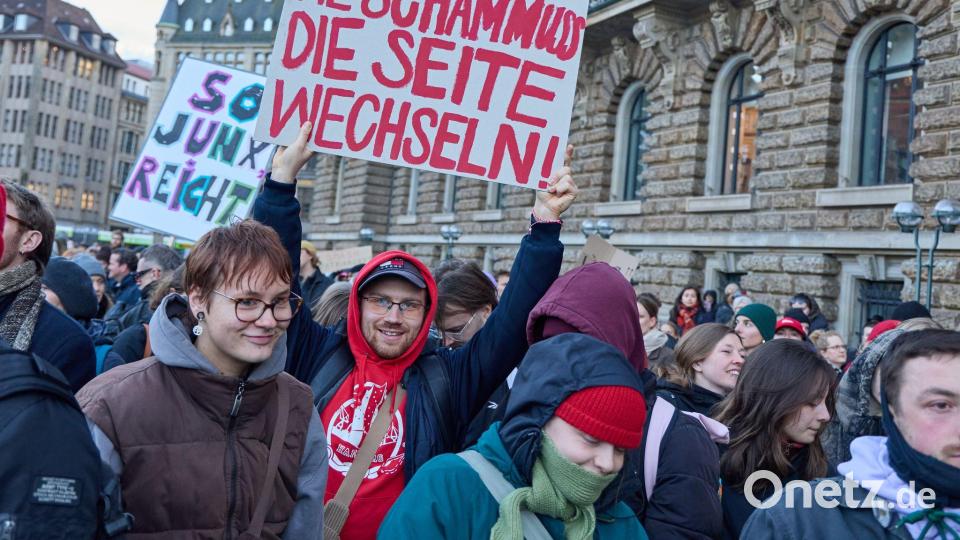 Tausende von Menschen gingen in den vergangenen Tagen auf die Straße, um für den Schutz von Frauen vor häuslicher und digitaler Gewalt zu demonstrieren. (Archivfoto) Bild: Georg Wendt/dpa