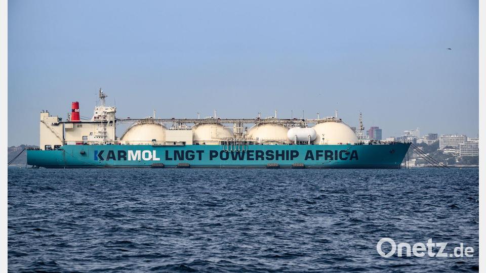 Gas-Frachter vor Dakar an der Küste von Senegal: LNG aus Afrika spielt eine wachsende Rolle. (Archivbild) Bild: Bernd von Jutrczenka/dpa