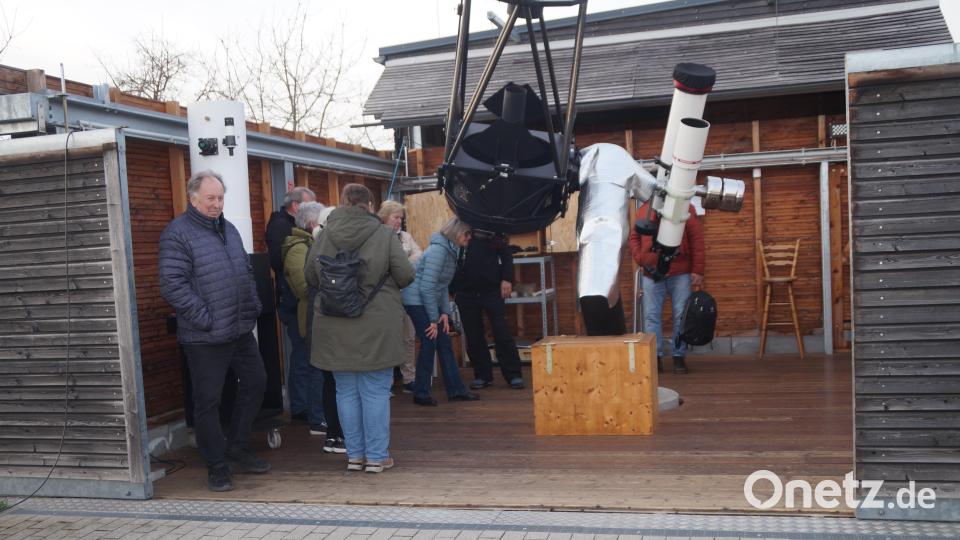 Neben dem großen Teleskop konnten die Besucher noch durch weitere sieben Teleskope den Himmel beobachten Bild: wel