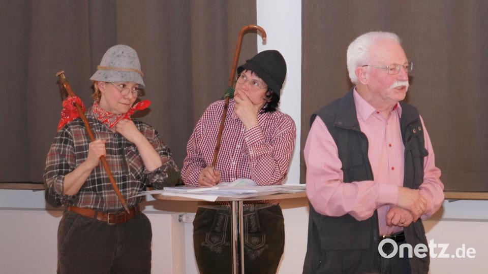 Der Waldthurner Ehrenbürger Georg Schmidbauer erzählt bei der virtuellen Wanderung mit Steffi Daubenmerkl (links) und Andrea Götz sehr anschaulich über die Marterl und Denkmler im Bereich Oberbernrieth, Mangelsdorf sowie Ober- und Unterfahrenberg. Bild: fvo