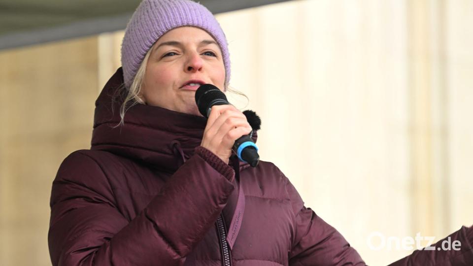 Katharina Schulze Fraktionschefin der Grünen im Landtag in Bayern sprach auf der Kundgebung. Bild: Felix Hörhager/dpa