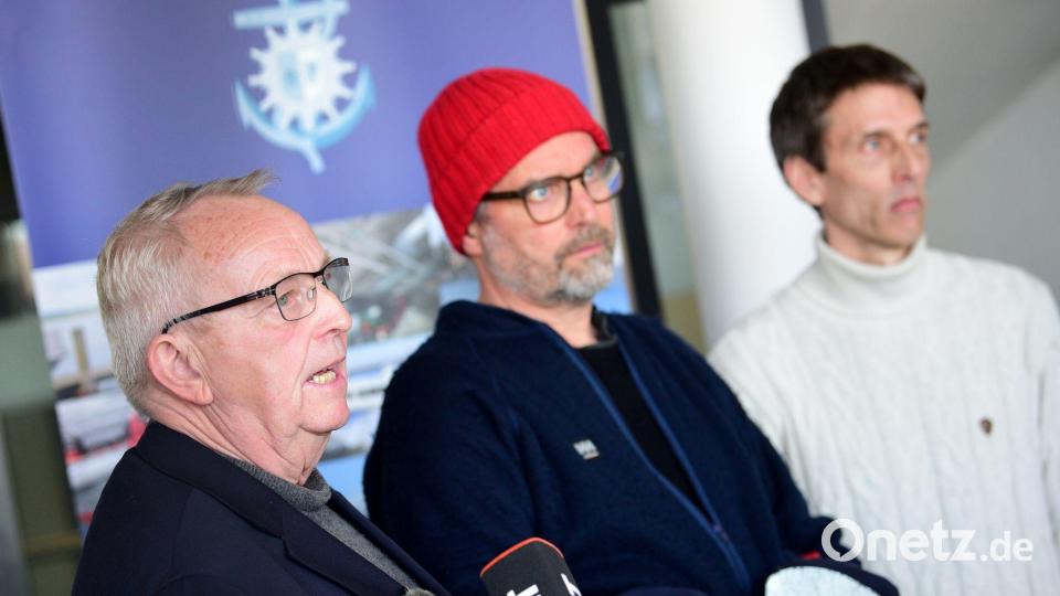 Umweltminister Till Backhaus (SPD, l.) sagte, der Wal brauche jetzt vor allem Ruhe. Bild: Daniel Bockwoldt/dpa