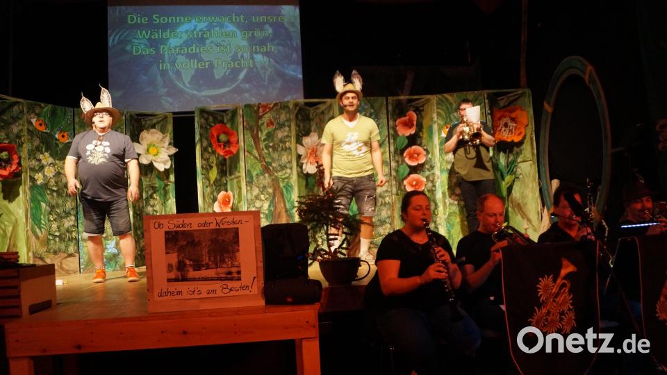 "Bürgerkettenträger Martini" (Michael Betz, rechts) möchte wieder in seine Heimat. Die Eselaner helfen ihm dabei. Bild: wel