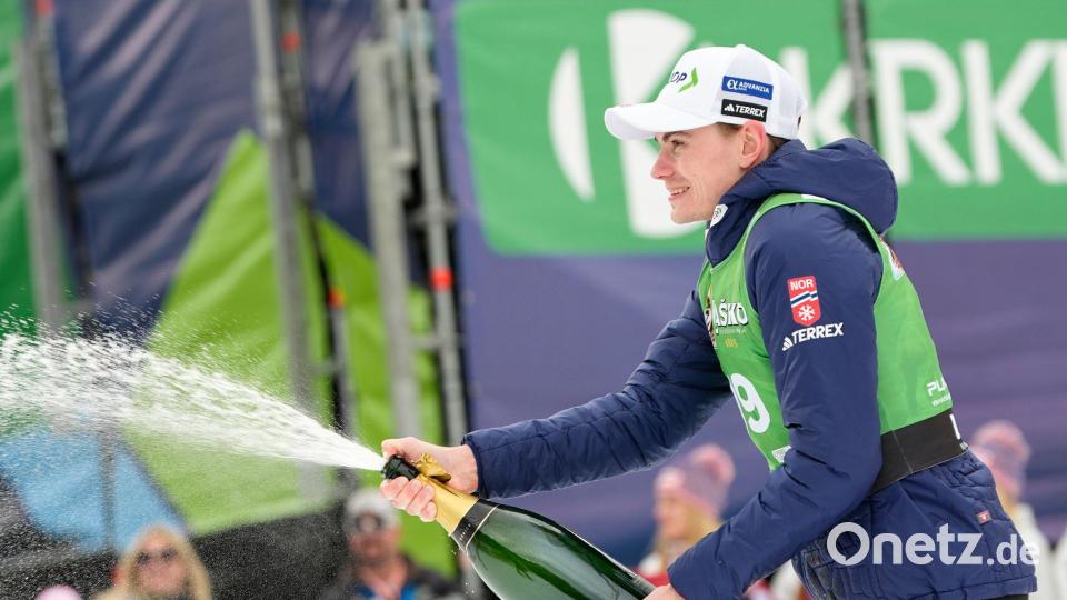 Marius Lindvik siegte beim Saisonabschluss. Bild: Darko Bandic/AP/dpa