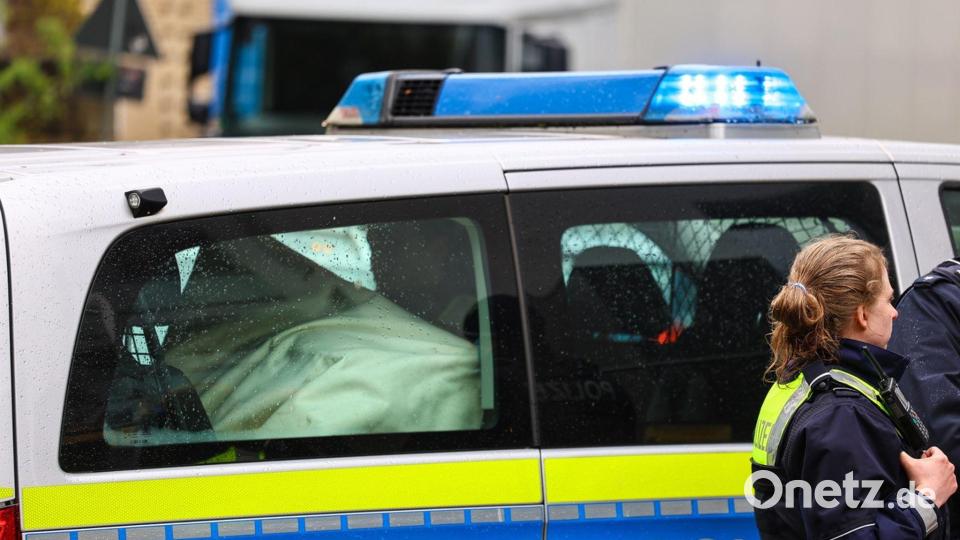 Der 40 Jahre alte Verdächtige wurde von der Polizei kurz nach der Tat festgenommen. Bild: Alex Talash/dpa