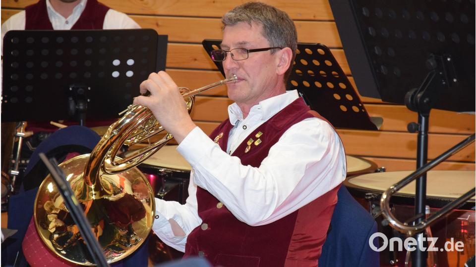 Zum Konzertorchester gehört in Hohenburg auch der Klang von Waldhörnern. Bild: bö