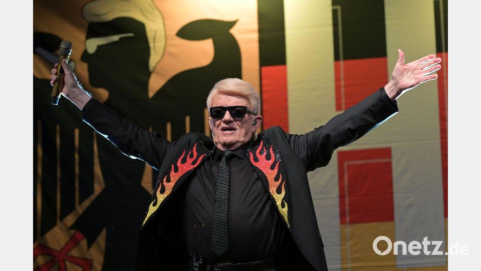 Viel Schwarz-Rot-Gold ist zu sehen, wenn Heino auf der Bühne singt. Bild: Michael Bahlo/dpa