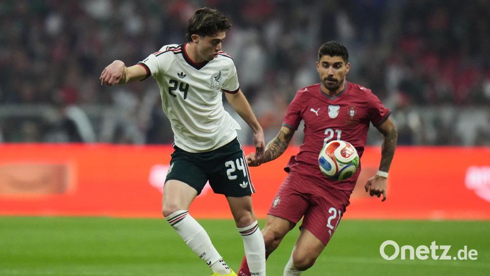 Mexikos Brian Gutierrez (l) und Portugals Ruben Neves konnten im Freundschaftsspiel ihrer Teams keine Tore bejubeln. Bild: Eduardo Verdugo/AP/dpa