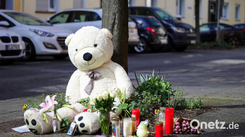 Trauernde gedachten am Sonntag in Witten der Opfer. Bild: Christoph Reichwein/dpa