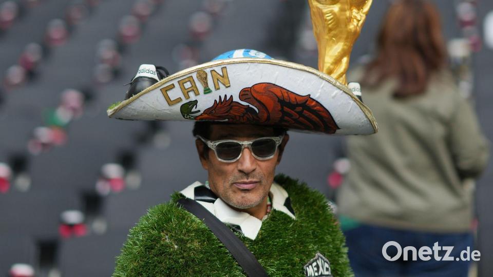 Ein Fan posiert für Fotos vor dem internationalen Freundschaftsspiel zwischen Mexiko und Portugal. Bild: Eduardo Verdugo/AP/dpa