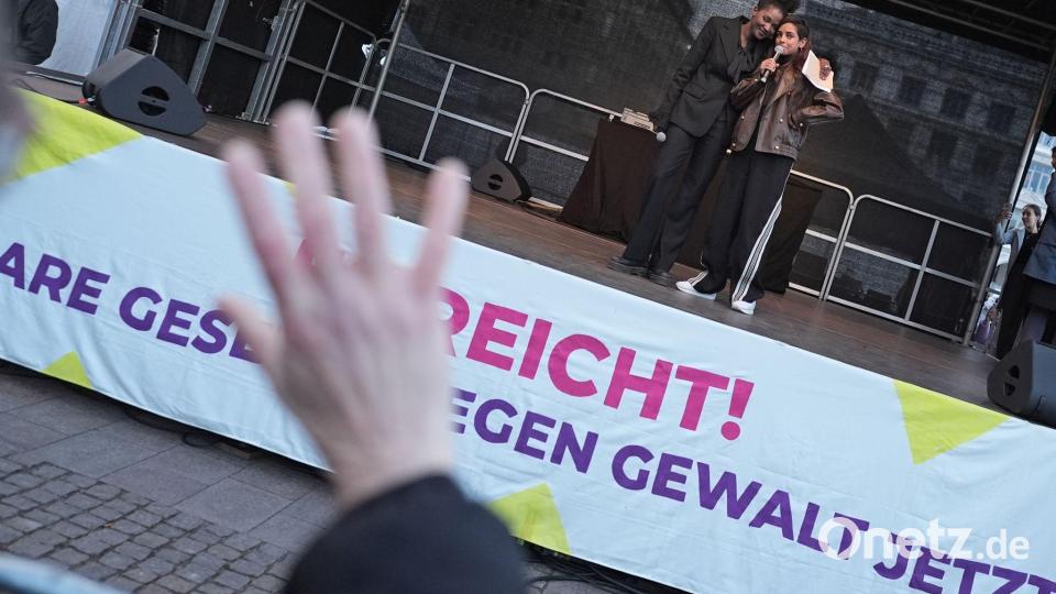 Überraschend nahm die Schauspielerin und Moderatorin Collien Fernandes doch an der Kundgebung auf dem Rathausmarkt in Hamburg teil. (Archivfoto) Bild: Marcus Brandt/dpa