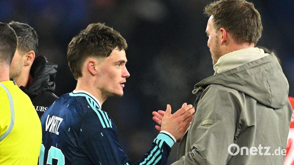 Florian Wirtz klatscht nach seinem Gala-Auftritt mit Bundestrainer Julian Nagelsmann ab. Bild: Tom Weller/dpa