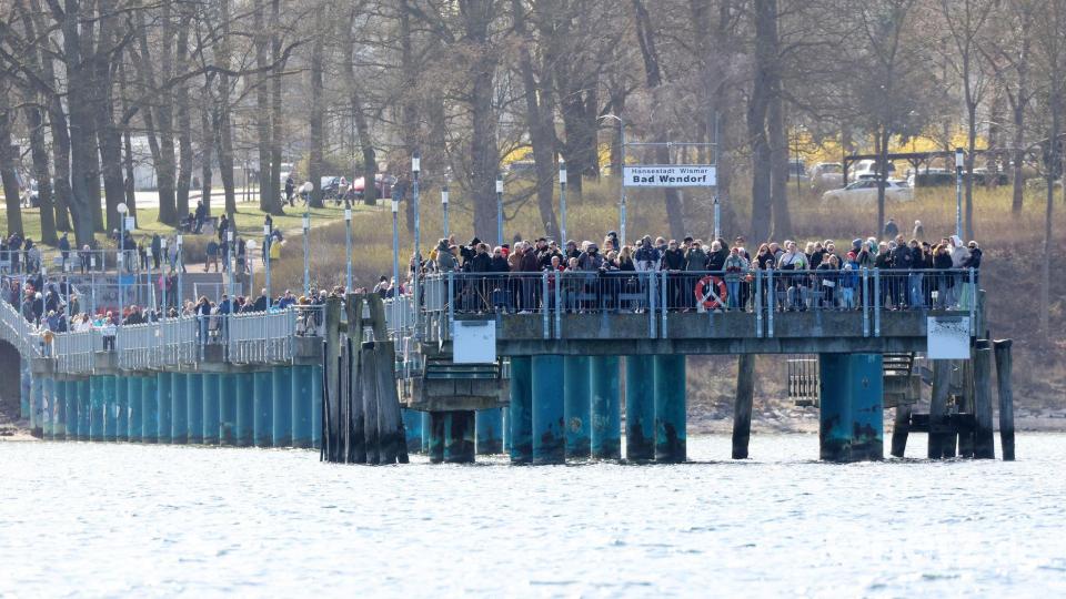 Schaulustige tummelten sich auf der Seebrücke. Bild: Bodo Marks/dpa