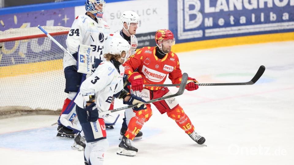 Tommy Muck und Luis Marusch verteidigen das eigene Tor. Bild: Benjamin Lahr
