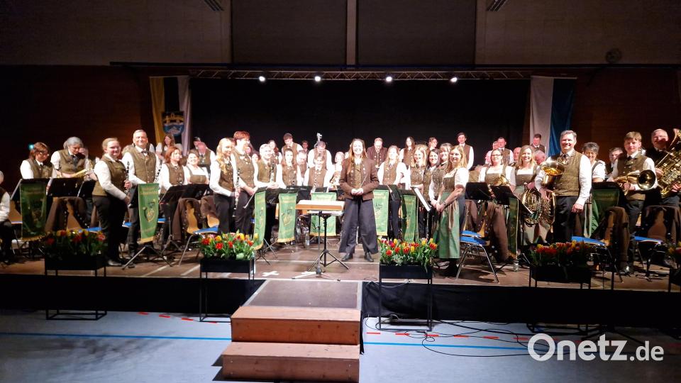 Ein gigantisches Zeugnis musikalischen Erfolgs: Die Musikkapelle Schwarzenfeld mit Dirigentin Anna Schaller. Bild: mab